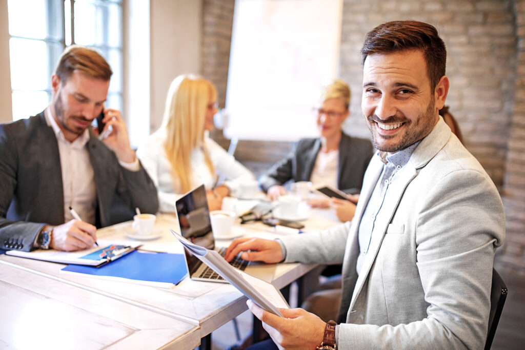 Mann im Anzug im Meeting - geht es um eine Kautionsversicherung?